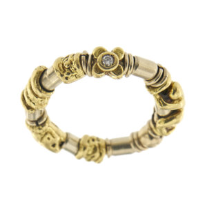 Anello fede realizzata a mano in oro giallo e oro bianco 18kt composta da diversi elementi: serpente, pesce, uomo aggrappato, sfera, barilotto, anellini e fiore con diamante taglio brillante da 0.05 ct , colore FG e purezza VS. Misani, collezione Totem.