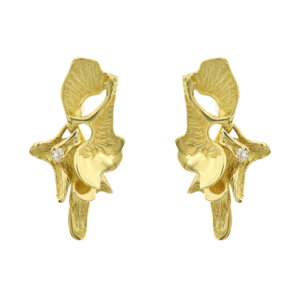 Orecchini pendenti in oro giallo 18kt a forma di foglie, ispirato alla natura, in oro cesellato con 2 diamanti da 0,04 ct cad. totale 0,08 ct - colore GH e purezza VS; chiusura ad amo.