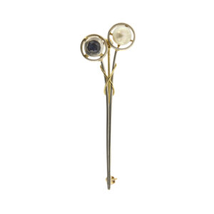 Spilla affusolata vintage in oro giallo e oro bianco 18kt con perla d’acqua salata 6-6.5 mm, colore avorio e uno zaffiro rotondo da 0.50 ct.