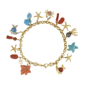 Bracciale maglia rolò in oro giallo 18kt con charms tema marino: pesci, polipi, stelle marine, granchi, coralli, perle e turchesi.