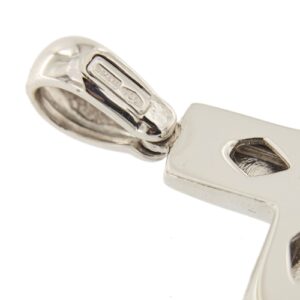 zoom dettaglio punzone 750 oro e incisione su gancio di ciondolo a forma di croce