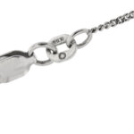 Dettaglio chiusura a moschettone di collana oro bianco con perla e diamanti 3