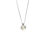Collana maglia grumette fitta in oro bianco 18 kt con perla d’acqua salata da 8.5-9 mm, colore bianco, sfumatura grigia, ottima perlagione e diamante taglio brillante da 0.05 ct - colore FG e purezza VS.