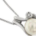 Zoom dettaglio ciondolo di Collana oro bianco maglia groumette con perla e diamanti