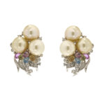 Orecchini a lobo in oro bianco 18kt con 6 perle australiane da 10-10.5 mm, colore avorio, sfumatura grigia, 10 pietre multicolore a goccia taglio briolette e 82 diamanti taglio brillante: 6 da 0.03 ct cad, 12 da 0.02 ct cad, 6 da 0.015 ct cad e 58 da 0.01 ct cad, totale 1.09 ct – Colore GH e Purezza VS; chiusura con perno e molla.