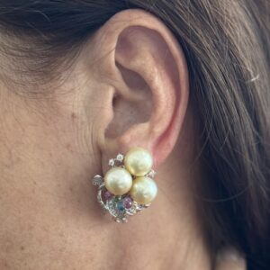 Foto gioiello indossata: orecchini in oro bianco alta gioielleria con diamanti, pietre preziose e perle