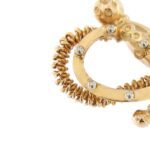zoom dettaglio particolare di manico di spada oro giallo con diamanti spilla