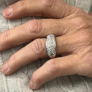 Foto gioiello indossata: anello a fascia in oro bianco con diamanti