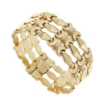 Bracciale a fascia vintage semi rigido in oro giallo 18kt e chiusura a cassetto con sicura.