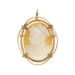 Spilla ovale vintage in oro giallo 18kt lucido e rigato con cammeo raffigurante una donna di profilo, spilla ha un brise removibile per indossarla come ciondolo.