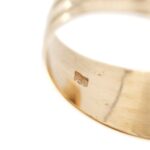 zoom dettaglio incisione interna di anello vintage in oro rosa