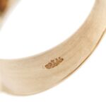 zoom dettaglio incisione su anello vintage oversize in oro