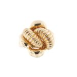 foto frontale di anello oversize in oro rosa fascia bombata con lavorazioni