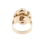 visione interna e retro di anello vintage oversize a fascia bombata con lavorazioni in oro rosa
