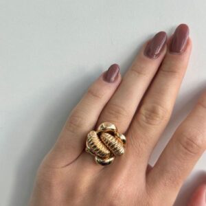 Foto gioiello indossata: anello in oro vintage oversize in oro rosa