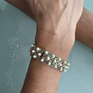 Foto gioiello indossata: bracciale in oro a fascia vintage con smalto e perline