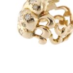 dettaglio gambo lato di anello oro rosa con diamanti vintage bombato