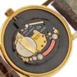 zoom dettaglio meccanismo interno orologio in oro baume e mercier da donna con cinturino marrone