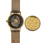 meccanismo interno e cassa di chiusura di orologio oro giallo brand baume e mercier con cinturino marrone