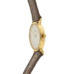 profilo cassa quadrante orologio in oro baume e mercier con cinturino marrone da donna