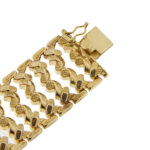 zoom chiusura di bracciale oro giallo a fascia
