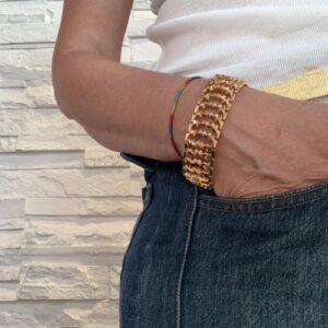 Foto gioiello indossata: bracciale tank vintage a fascia in oro giallo