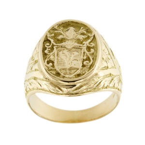 Anello da uomo a scudo chevalier in oro giallo 18kt con stemma e gambo lavorato.