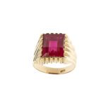 anello in oro giallo con rubino da uomo