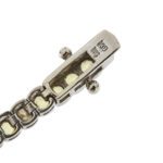 dettaglio incisione interna di chiusura su bracciale oro bianco tennis con diamanti e quarzi citrini