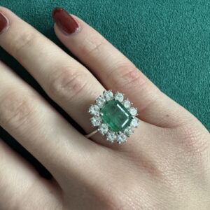 Foto gioiello indossata: anello in oro bianco halo con smeraldo e diamanti