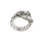 anello oro bianco a forma di dragone contrarie aperto con diamanti e smeraldi