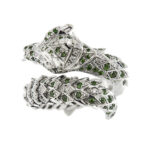 anello contrarie dragone in oro bianco con diamanti e smeraldi
