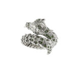 frontale di anello contrarie drago in oro bianco con smeraldi e  diamanti