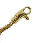 zoom dettaglio punzone 750 su moschettone di chiusura di bracciale oro giallo maglia pallini