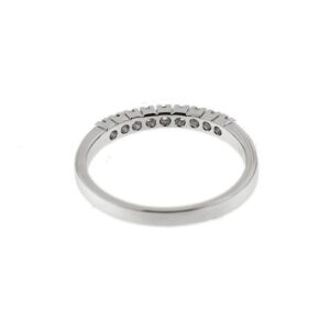 visione interna e retro di anello oro bianco riviere con diamanti