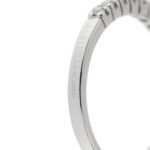 zoom dettaglio incisione gambo in anello riviere in oro bianco con diamanti