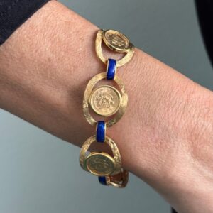 Foto gioiello indossata: bracciale oro giallo con monete