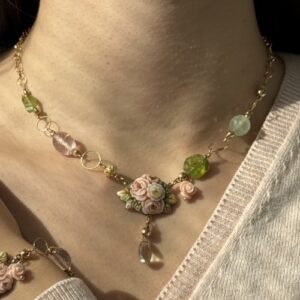Foto gioiello indossata: collana con fiore smaltato e pietre preziose, brand Gabriella Rivalta