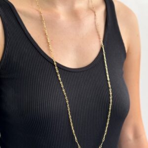 Foto gioiello indossata: collana lunga in oro giallo