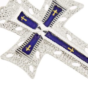 zoom dettaglio di ciondolo croce smaltata oro bianco