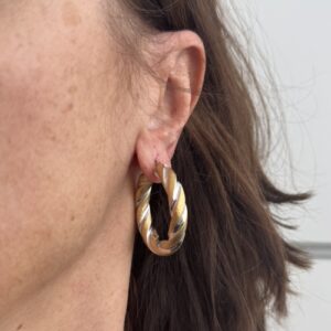 Foto gioiello indossata: orecchini creoles in due ori