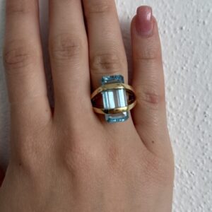 Foto gioiello indossata: anello in oro giallo con topazio rettangolare
