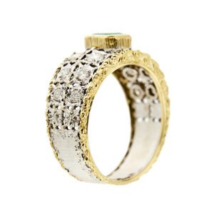 anello fascia lavorazione traforata in due ori con diamanti e smeraldo centrale prospettiva