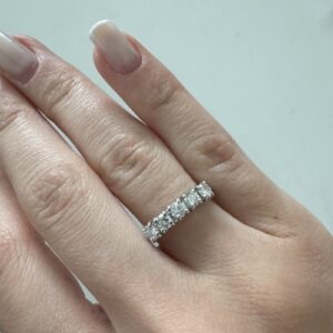 Foto gioiello indossata: anello riviere oro bianco con diamanti