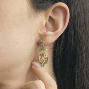 Foto gioiello indossata: orecchini pendenti in oro giallo con smeraldo e diamanti