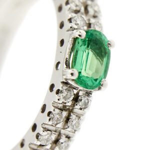 zoom dettaglio smeraldo su anello oro bianco con diamanti e smeraldo