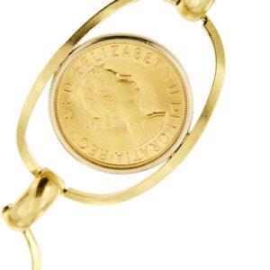 dettaglio sterlina su bracciale in oro giallo