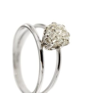 zoom dettaglio diamante su anello solitario in oro bianco