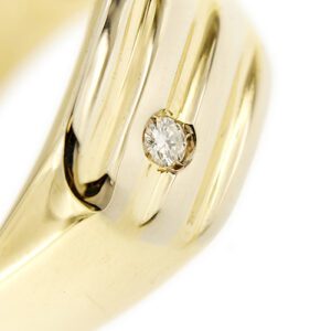 zoom dettaglio diamante su anello uomo a scudo in oro giallo