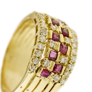 zoom dettaglio rubini e diamanti su anello a fascia in oro giallo